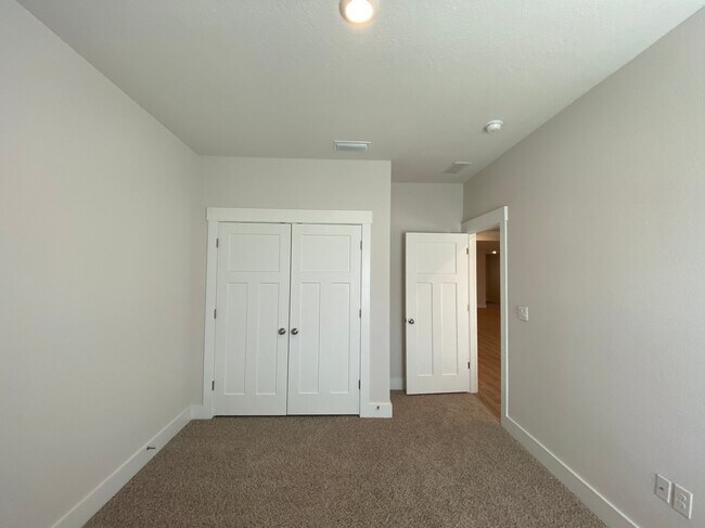 Building Photo - 3398 Southwind Dr