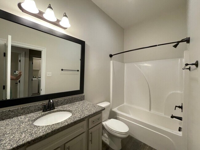 Building Photo - 4 Bedroom House Near LSU