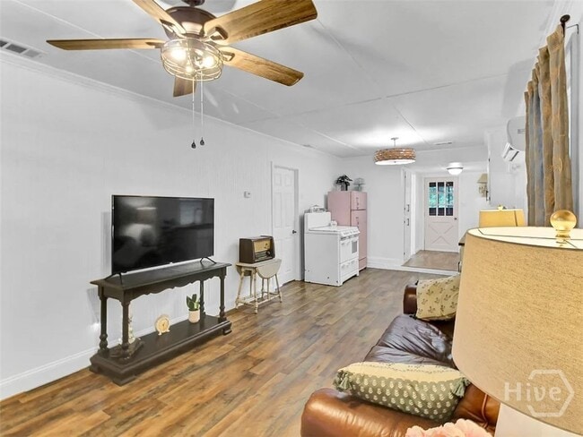 Building Photo - 304 E Fourth St