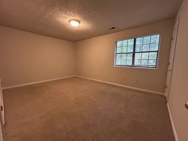 Building Photo - MOVE-IN SPECIAL! End Unit in Main Station with Hardwood Floors and Fireplace
