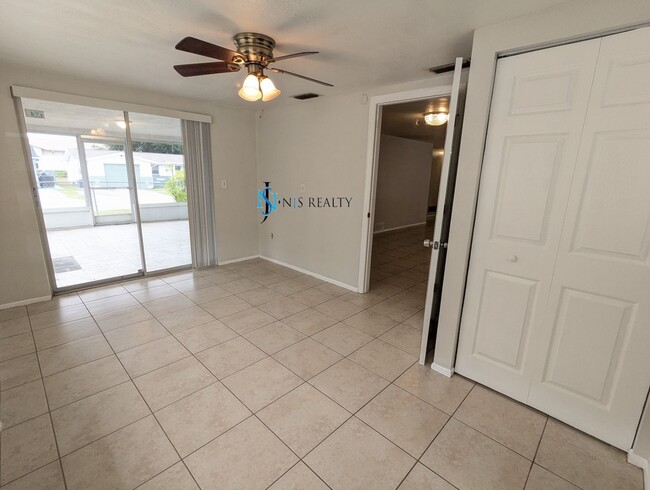 Building Photo - Fresh paint throughout this 3/2/1 1400 Sq....