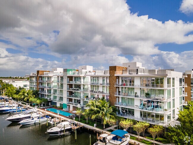 Building Photo - AquaMar Las Olas