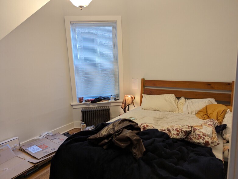 Building Photo - 1426 W Balmoral Ave