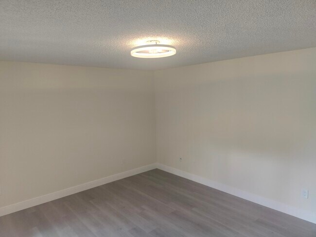 Building Photo - 302 Lakeview Dr E