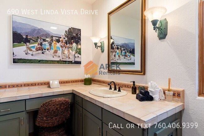 Building Photo - 690 W Linda Vista Dr