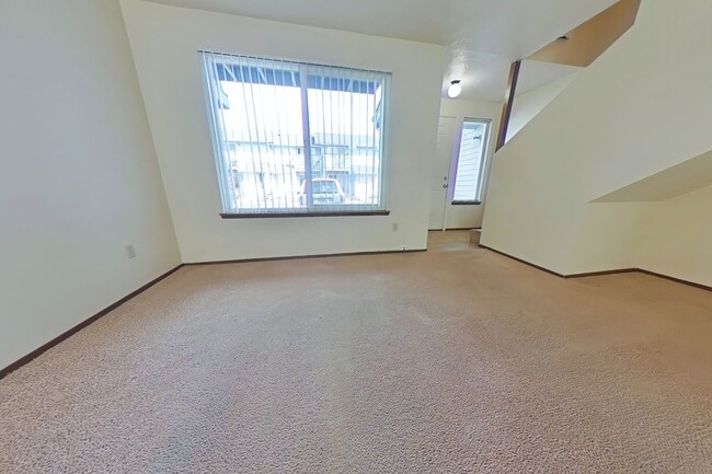 Building Photo - 2 Bed Townhouse Near Downtown with Assigned Parking