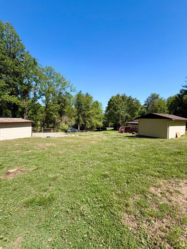 Building Photo - Adorable 2 bedroom farmhouse 10 minutes to Downtown Asheville