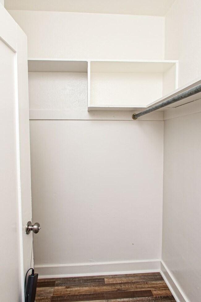 Building Photo - Large Studio close to DTLA, Pasadena, Glen...