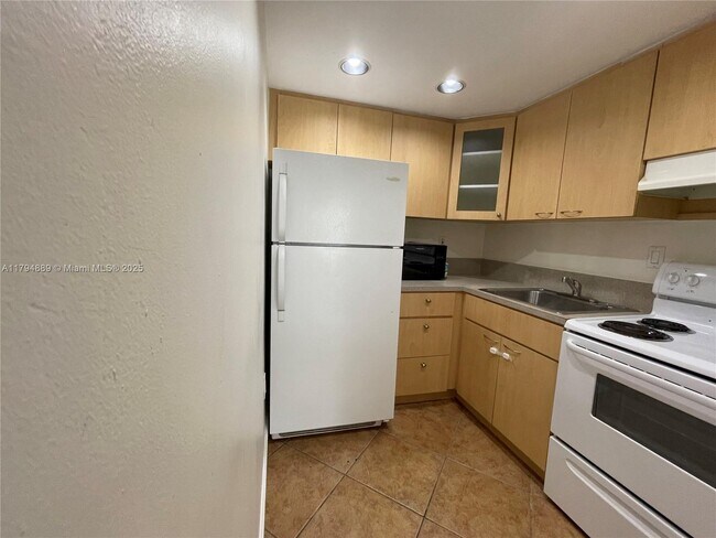 Building Photo - 8603 SW 68th Ct