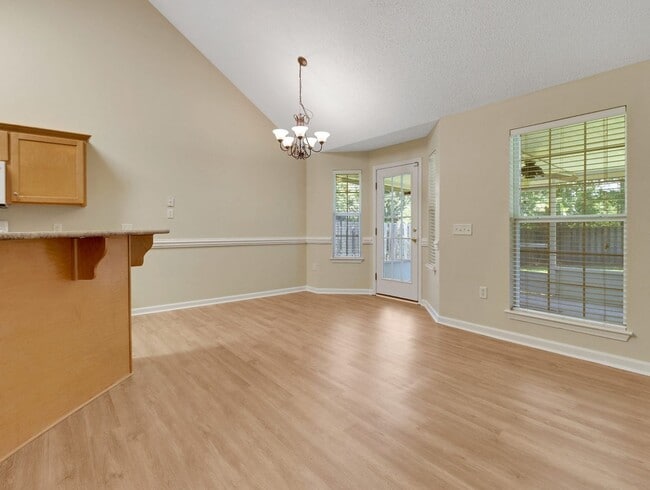 Building Photo - 3 Bed/2 Bath Home in Main Street!