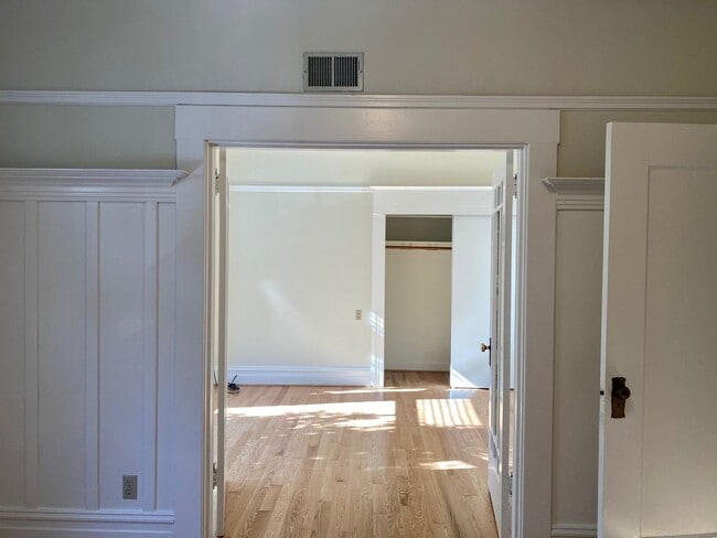 Building Photo - Renovated Top Floor 1BR/1BA. Dual-Pane Bay Windows. Backyard!