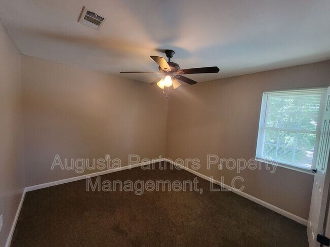 Building Photo - 2309 Creekview Dr