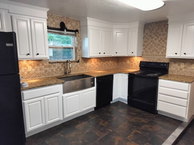 Building Photo - 4 bed 2 bath house in Edmond, OK next to UCO campus