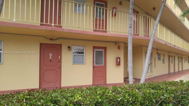 Building Photo - 443 NE 195th St