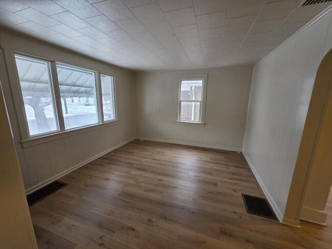 Building Photo - 466 W McKibben St