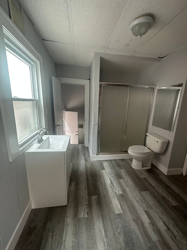 Building Photo - 4bd Single Lakeshore Blvd Area Section 8