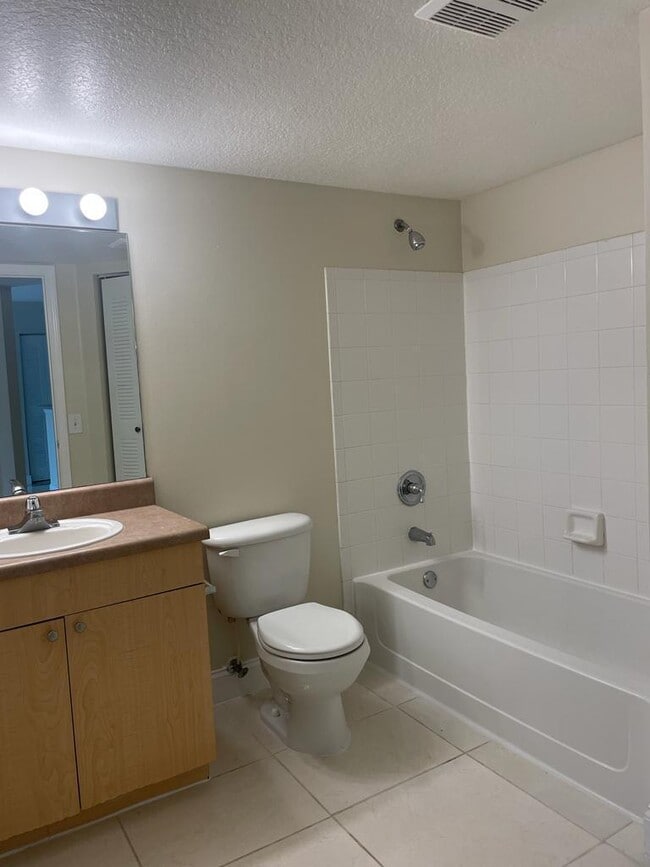 Building Photo - 1103 Villa Cir