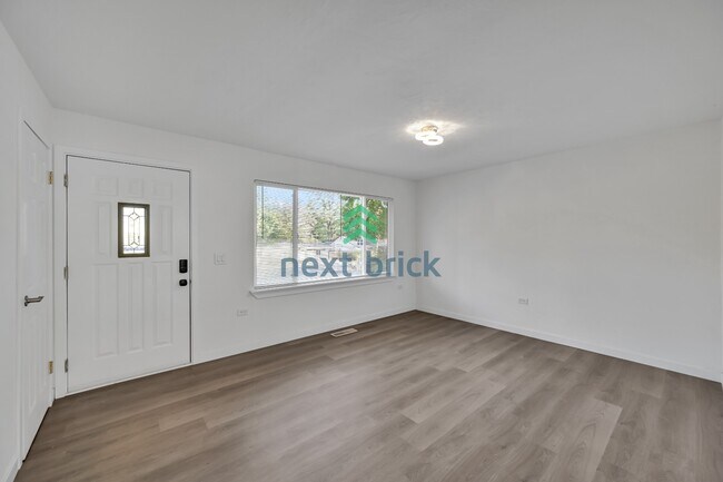 Building Photo - A beautiful 4 bed and 2 bathroom house for rent