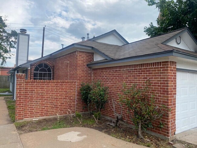 Building Photo - 9339 Stonecreek Ln