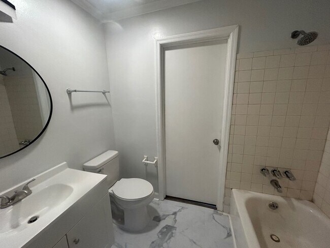 Building Photo - 240 Jamil Rd
