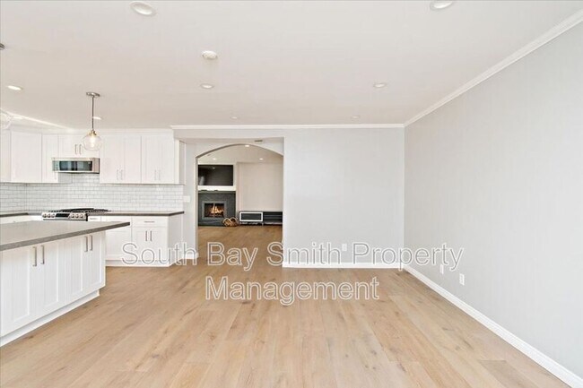 Building Photo - 122 S Guadalupe Ave