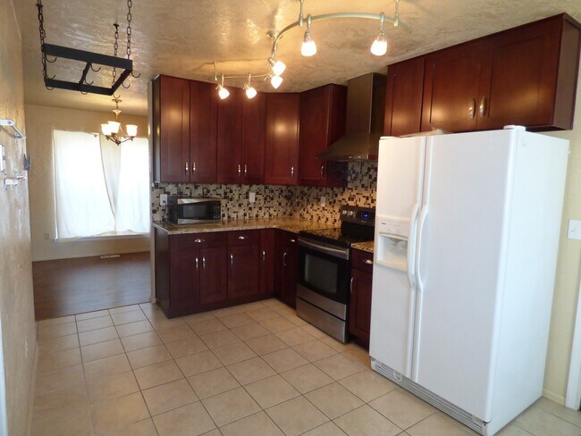 Building Photo - $0 DEPOSIT OPTION.  SPACIOUS 3-BED, 3-BATH...