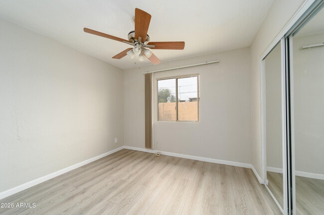 Building Photo - 2416 E Clarendon Ave