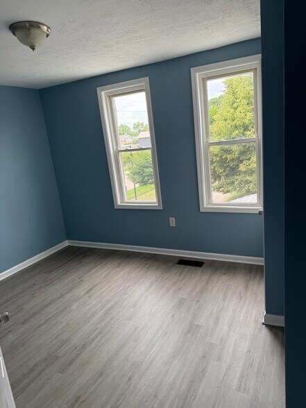 Building Photo - 814 Kelton Ave