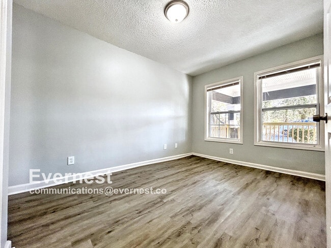 Building Photo - Charming 3-Bedroom, 2-Bathroom Home / Pet-...