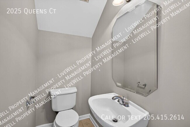 Building Photo - 2025 Queens Ct