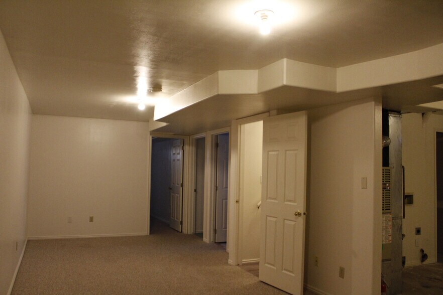 Large L-shaped family room - 4616 N Tumbleweed Dr