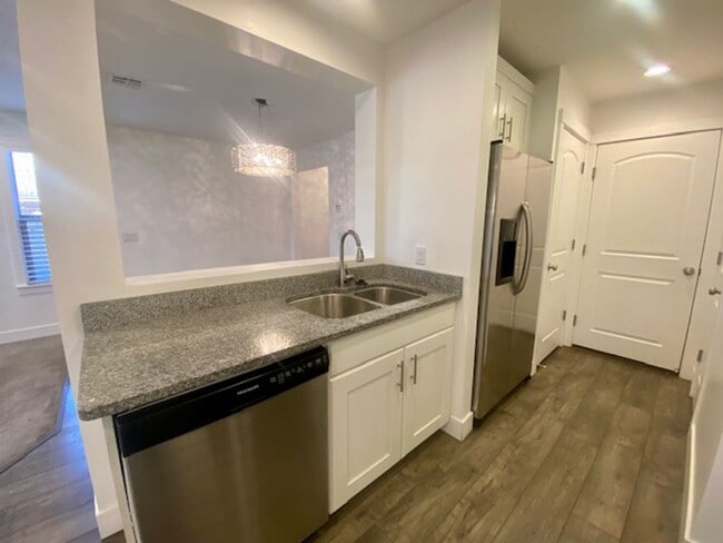Building Photo - SPACIOUS TOWNHOME IN WASHINGTON