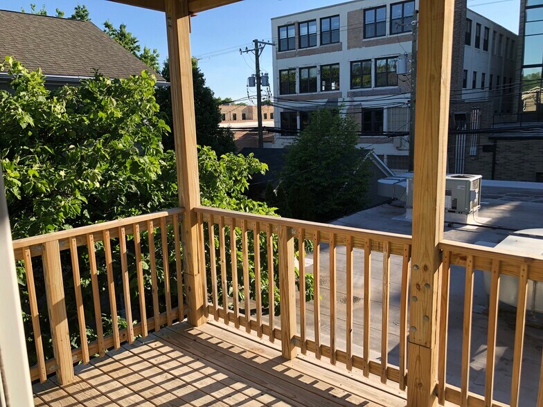 Back Porch - 4546 N Hermitage Ave