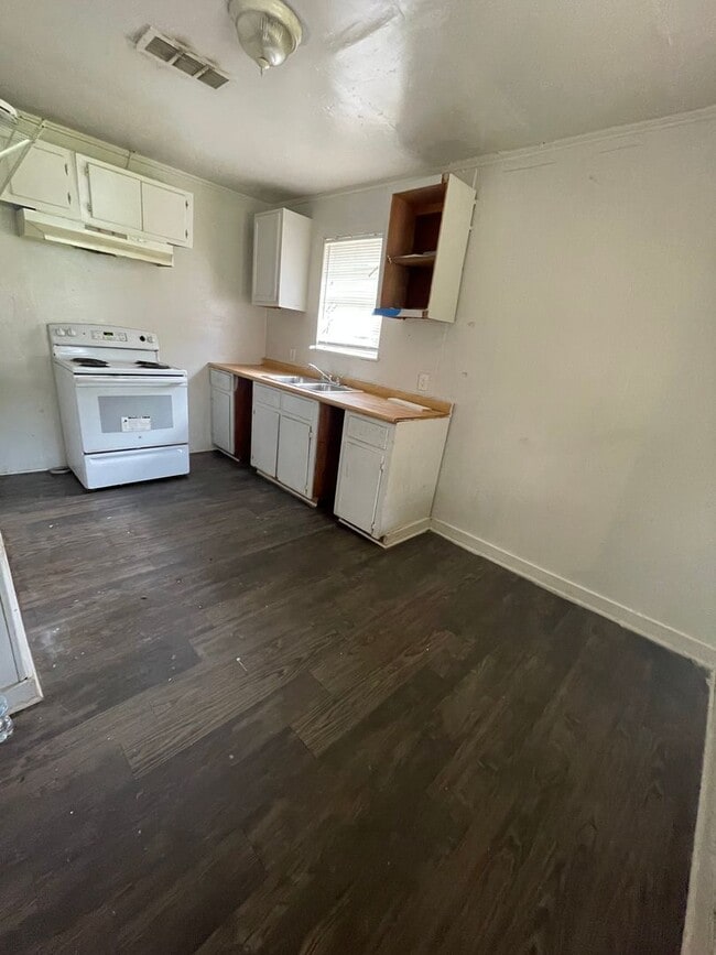 Building Photo - Large 4 Bed Home in West Shreveport