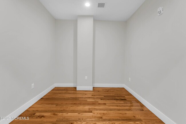 Building Photo - 7 Broad St