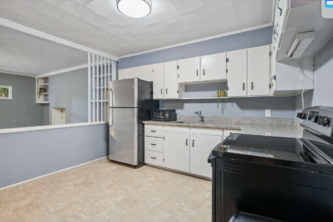 Building Photo - Charming 2-Bed Home with Hardwood Floors and Fenced in Yard