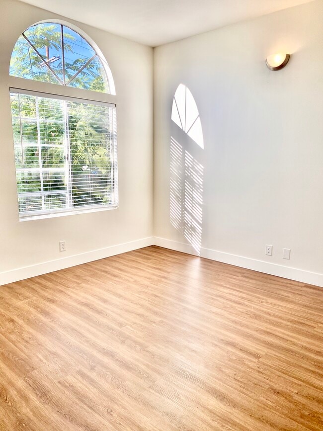 upstair front 2nd bed room w/hi- ceiling - 2456 Arizona Ave