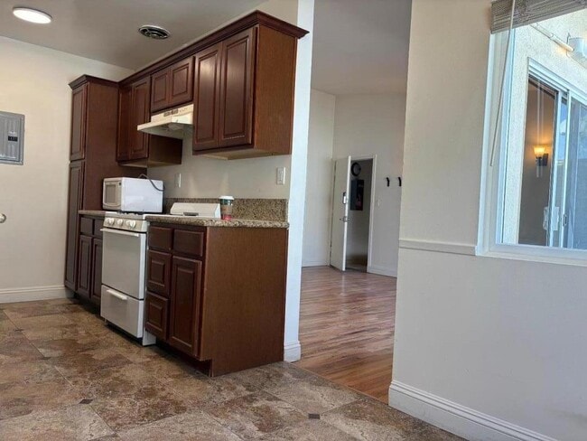 Building Photo - 11719 Mayfield Ave