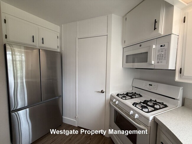 Building Photo - 985 Eastman Ln