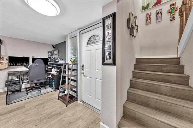 Building Photo - 9410 Live Oak Pl