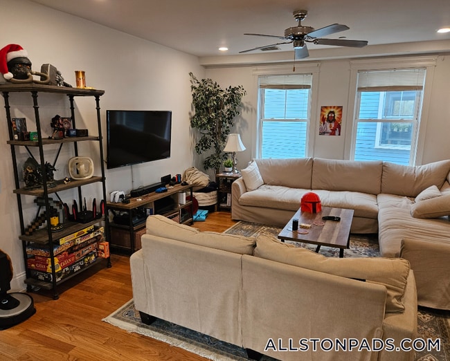 Building Photo - 14 Fern St