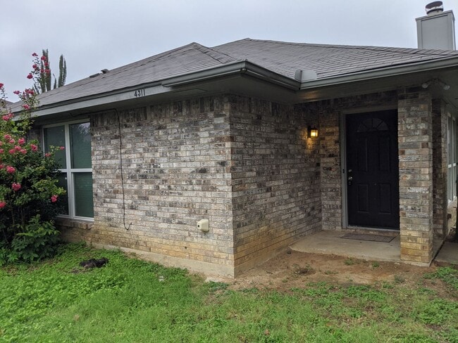 Building Photo - Spacious 3 Bedroom 2 Bath Half of Duplex A...