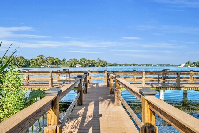 Building Photo - Fantastic Lakefront in Maitland