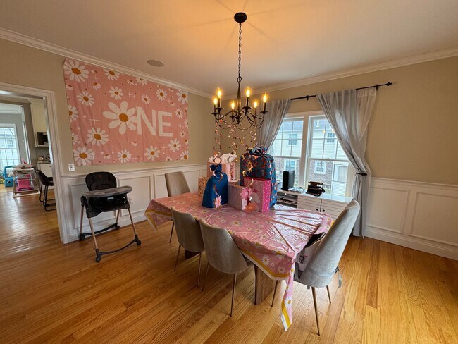 Building Photo - Waltham 3 bed 2.5 Bath