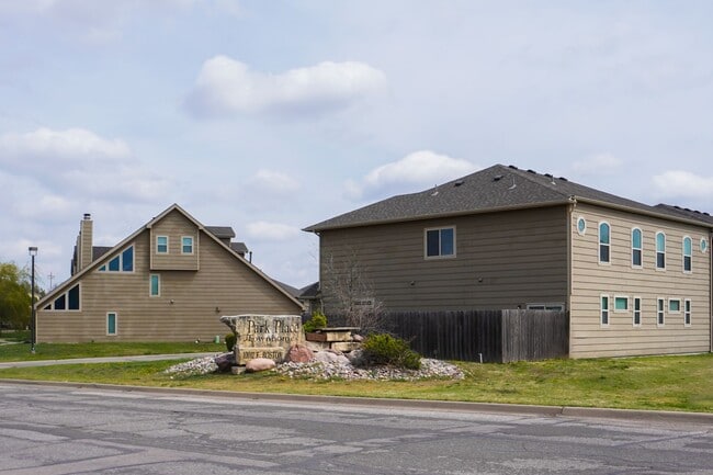 Building Photo - 3-Bed Duplex w Garage + Fenced Yard + Balcony