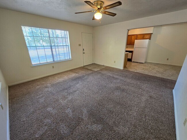 Building Photo - College Station - 3 bedroom / 2 bath 4 plex- downstair units.