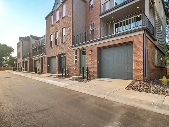Building Photo - "Spacious 3-Bed Townhouse in Arvada with 2.5 Baths & 1854 Sq Ft of Comfort!"