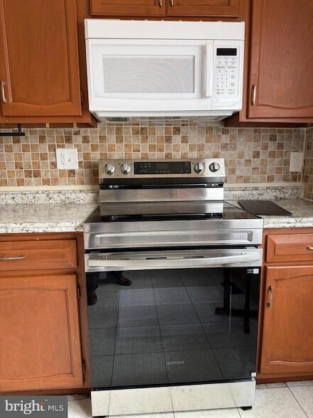 Building Photo - 9 Autumn Hill Way