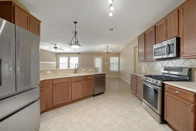 Building Photo - Spacious 4-Bedroom Gem with Office in Desi...