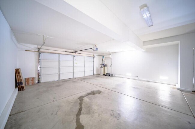 Building Photo - 36425 Fallingstar Pl